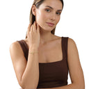AMOR Armband Damen, Unisex, 375 Gold, am Model