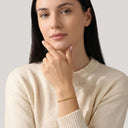 AMOR Armband Unisex, 375 Gold, am Model
