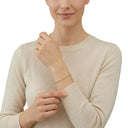 AMOR Armband Unisex, 375 Gold, am Model