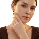 AMOR Ring mit Stein Women, weiß, rosa, am Model