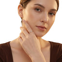 AMOR Ring mit Stein Women, weiß, am Model