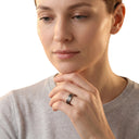 AMOR Ring Unisex, Edelstahl, am Model