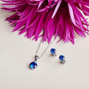AMOR Schmuckset (Ohrring & Halskette) Damen, 925 Silber rhodiniert, Zirkonia dunkelblau, Ansicht 6